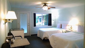 Escritorio, tabla de planchar con plancha, wifi gratis y ropa de cama