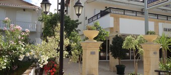 Montes Studios and Apartments