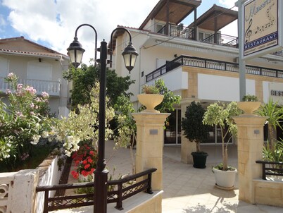 Montes Studios and Apartments