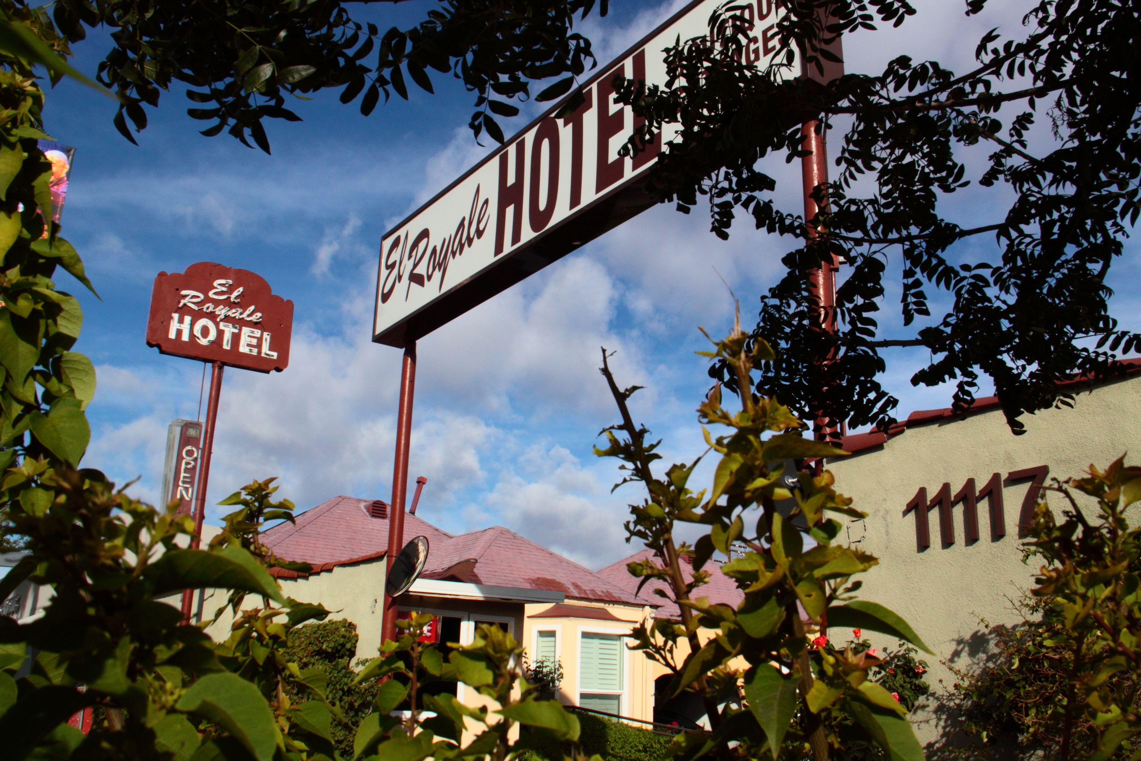 Ein Hotel-Schild mit dem Namen "El Royale Hotel" und der Hausnummer "1117".
