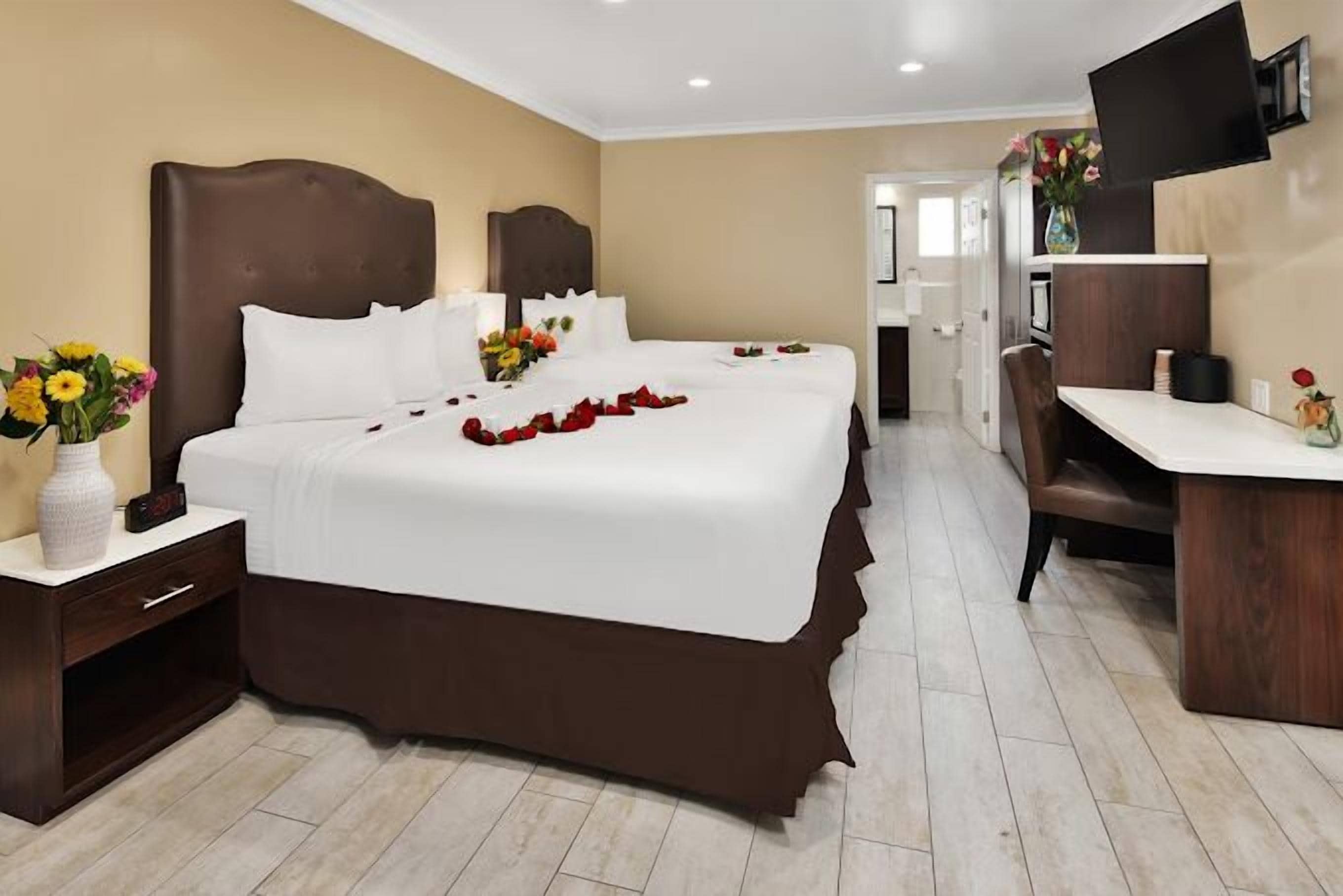 Habitación doble Deluxe, 2 camas Queen size | 1 habitación, ropa de cama de alta calidad, escritorio y insonorización 