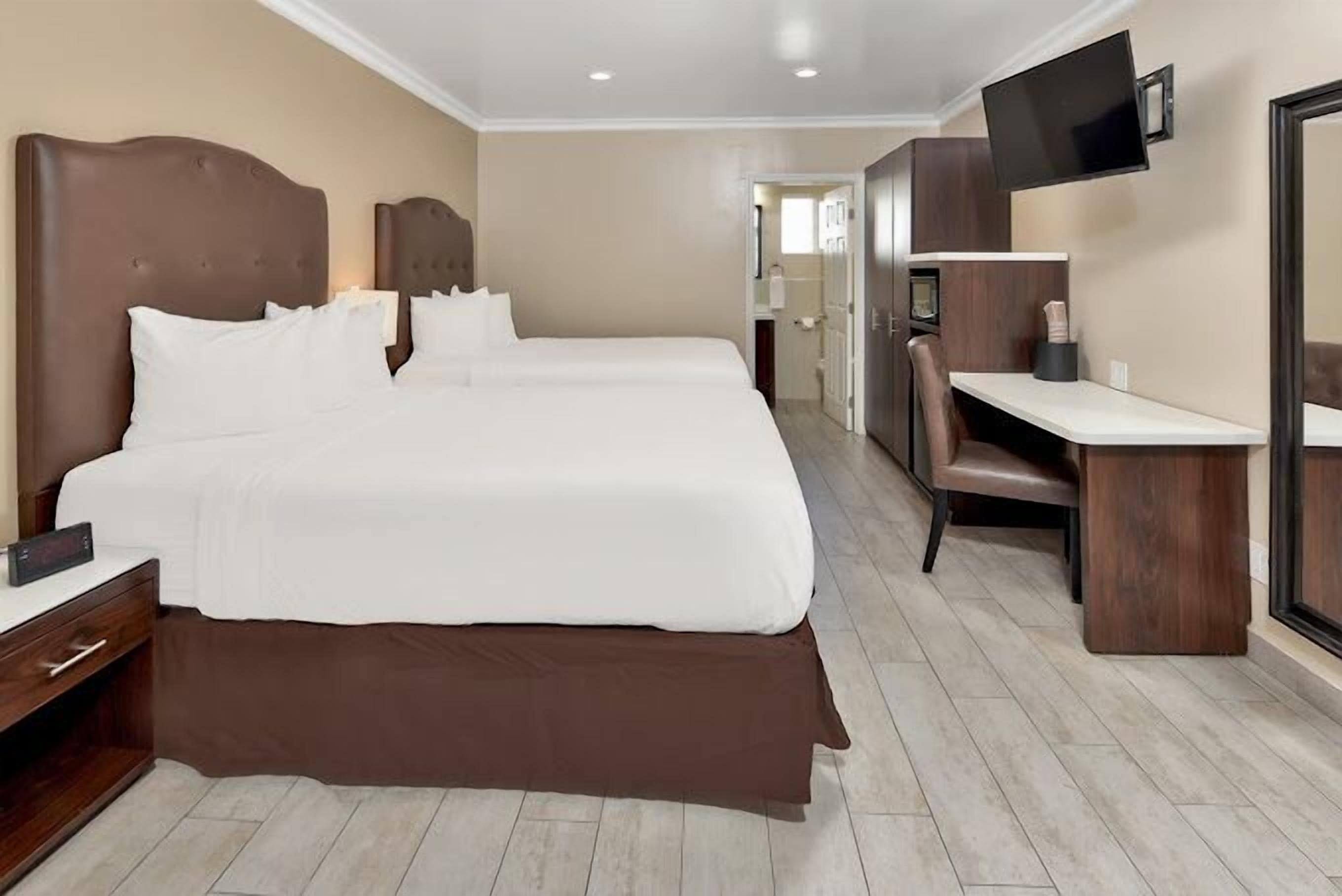 Habitación doble clásica, 2 camas Queen size | 1 habitación, ropa de cama de alta calidad, escritorio y insonorización 