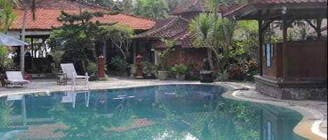 2 kolam renang outdoor, dengan payung kolam renang dan kursi berjemur