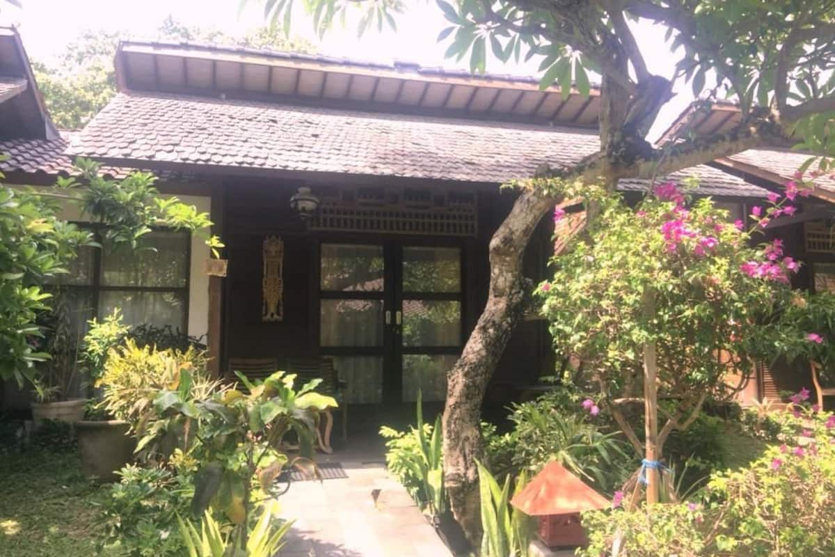 Villa Kayu | In-room safe, desk