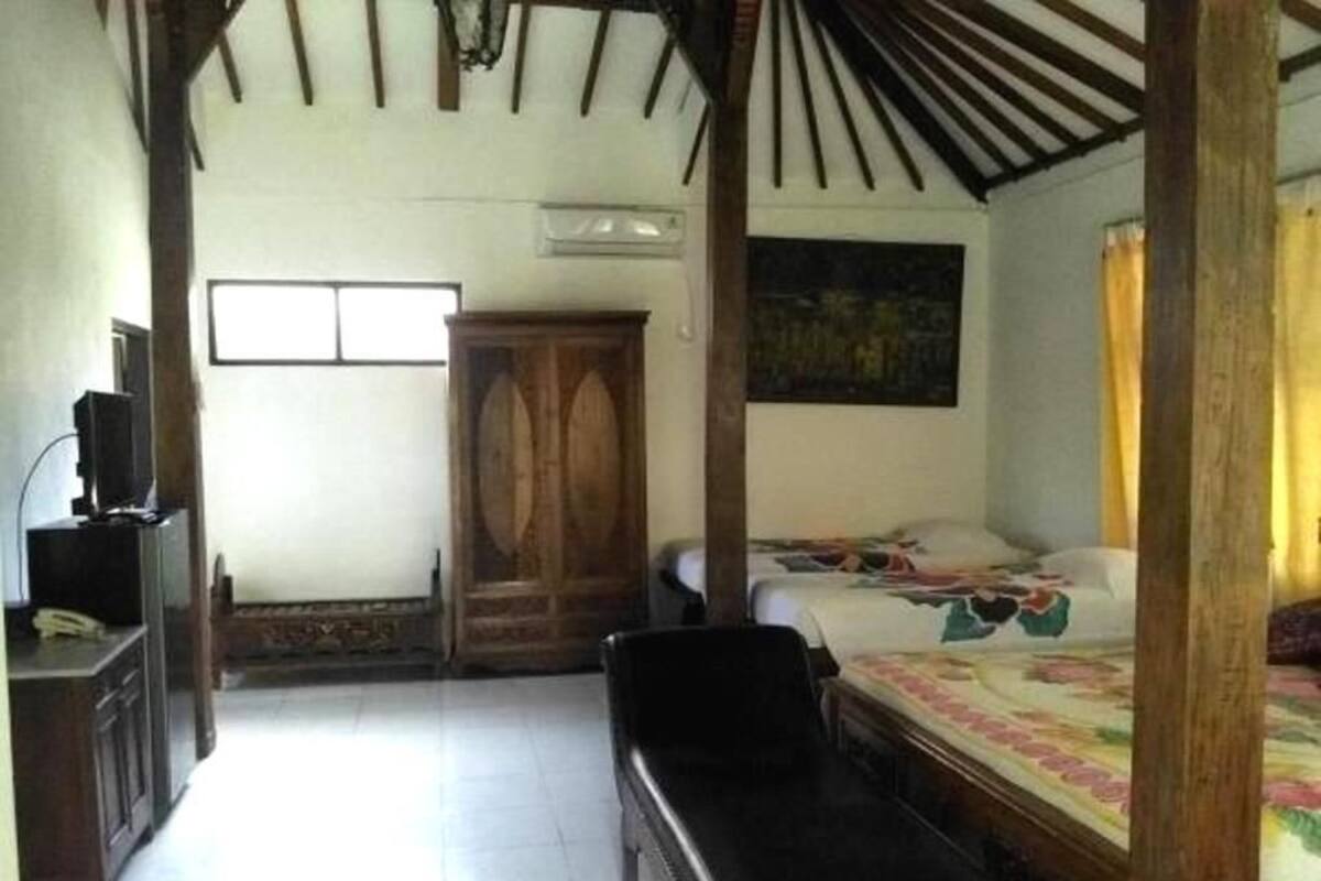 Four Persons Villa | In-room safe, desk