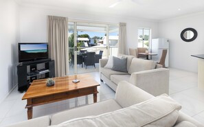 Appartamento, 1 camera da letto, vista fiume | Area soggiorno | TV LCD, lettore DVD