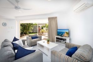 LCD TV, DVD player - Noosa River Palms (Noosaville)