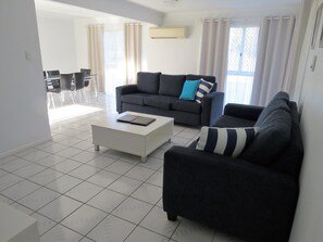 Villa – superior, 1 soverom, ved strandkanten | Oppholdsrom | LCD-TV, DVD-spiller og iPod-dokkingstasjon