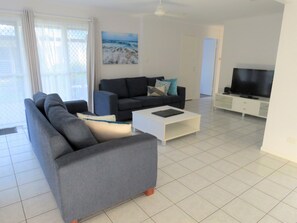 Villa – deluxe, 2 soverom | Oppholdsrom | LCD-TV, DVD-spiller og iPod-dokkingstasjon