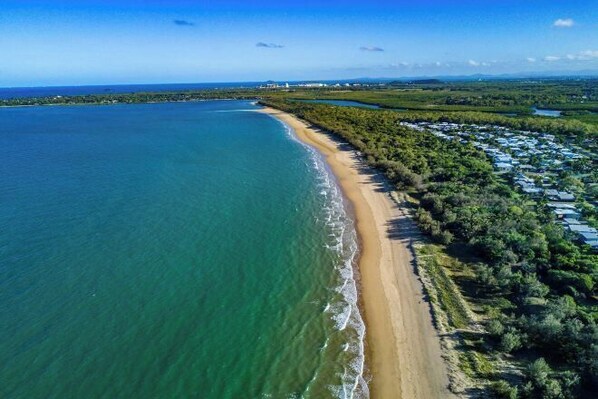 On the beach, white sand, sun-loungers, beach towels - The Shores Holiday Apartments (Blacks Beach)