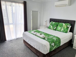 1 soverom, senger med overmadrass og individuelt dekorert