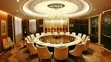 2 restaurants, breakfast, dinner served; Chinese cuisine