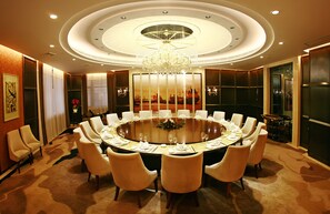 2 restaurantes; se sirve desayuno y cena; cocina china