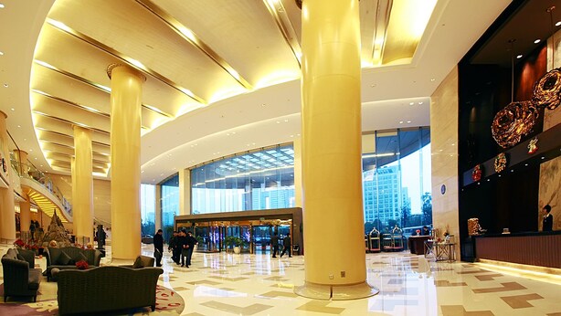 A spacious lobby with high ceilings, large columns, and a modern design. - Grand Barony Zhoushan (Zhoushan)