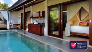 Junior villa | Een kluis op de kamer, een bureau, een laptopwerkplek