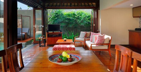 패밀리 빌라, 침실 2개 (Pool) | 거실 공간 | LCD TV, DVD 플레이어, iPod 도킹 스테이션