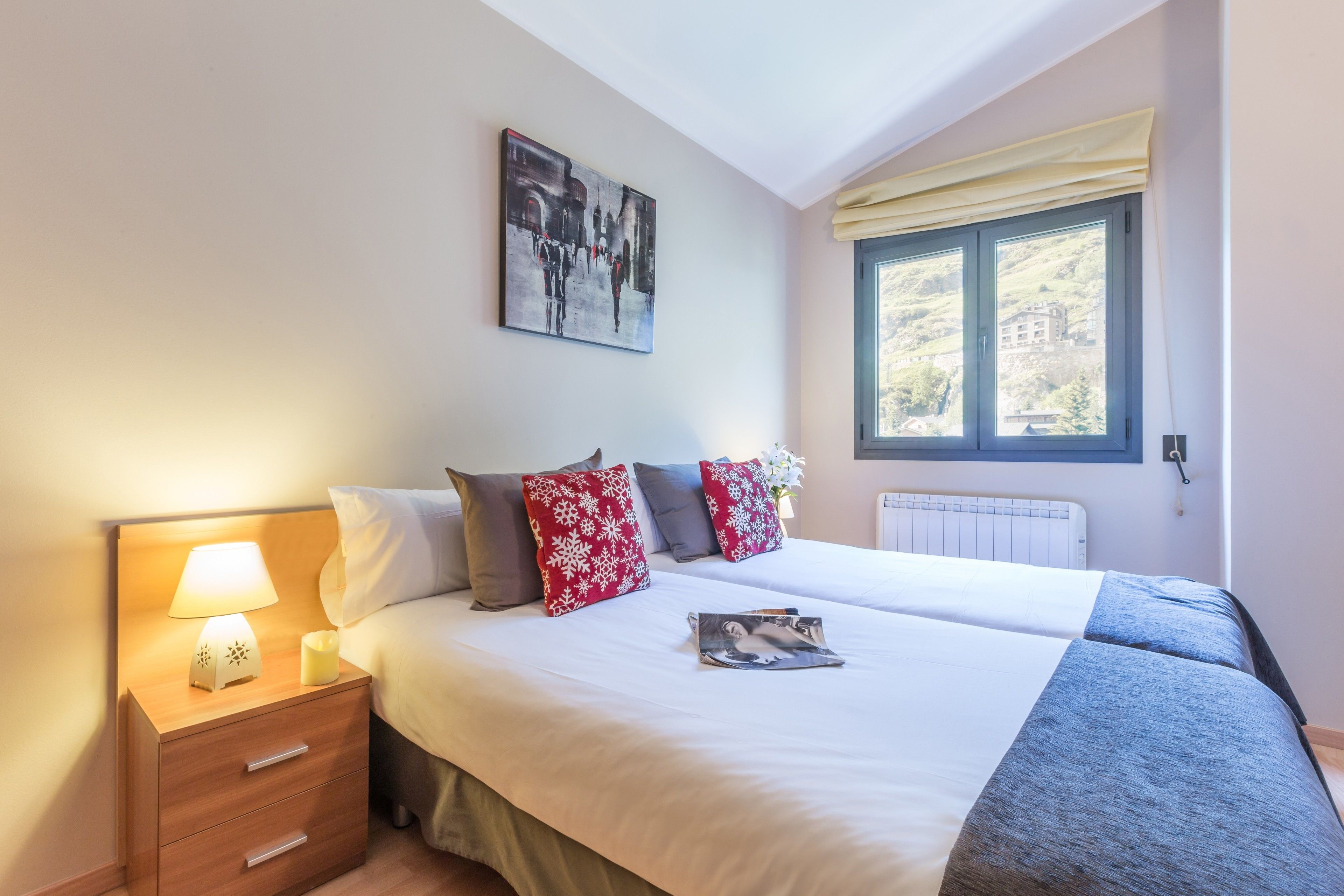 Tabla de planchar con plancha, cunas, wifi gratis y ropa de cama 