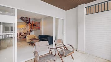 Relax Deluxe Studio | Living area | Flat-screen TV