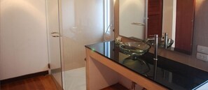 Shower, free toiletries, hair dryer, bathrobes - The Dale Pattaya Boutique and Spa (Pattaya)