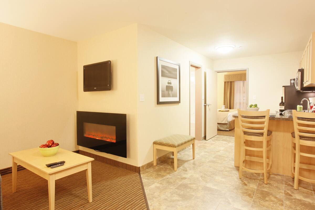 Deluxe Suite, 1 King Bed with Sofa bed, Kitchen | Living area | 32-inch flat-screen TV with cable channels, TV