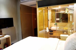 Minibar, caja de seguridad en la habitación y escritorio