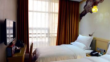 Minibar, caja de seguridad en la habitación y escritorio