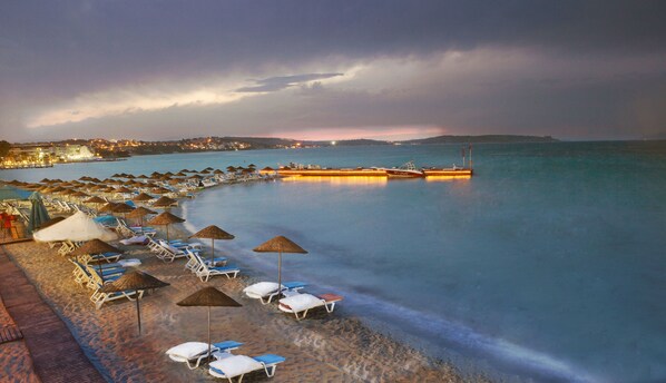 Plage privée, parasols, serviettes de plage, bar de plage
