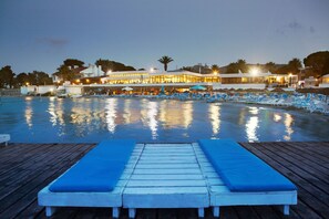 Piscine extérieure, parasols de plage, chaises longues
