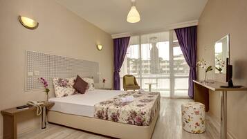 Standard Double Room | Minibar, in-room safe, bed sheets