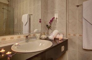 Chambre Familiale, 2 chambres | Salle de bain | Douche, articles de toilette gratuits, sèche-cheveux
