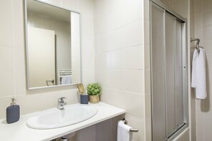 Comfort Studio, Kitchenette | Bilik Mandi | Tuala disediakan 