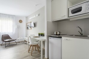 Executive Studio, 1 Double Bed, Kitchenette | Private kitchenette - Residencia Universitaria Resa Manuel Agud Querol (San Sebastián)