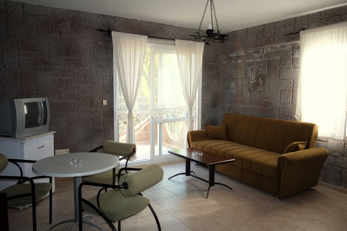Luxe Suite | Área de sala de estar | Televisión
