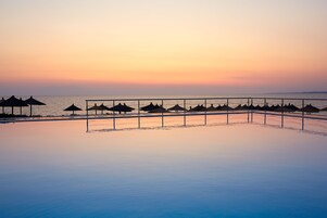 2 室外游泳池，池畔遮阳伞，日光浴躺椅