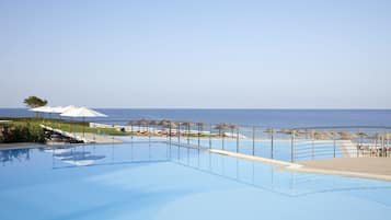 2 piscines extérieures, parasols de plage, chaises longues