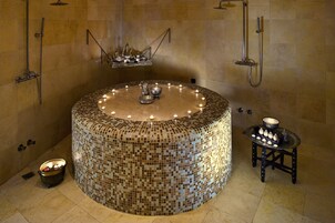 Un sauna, una bañera de hidromasaje, tratamientos corporales