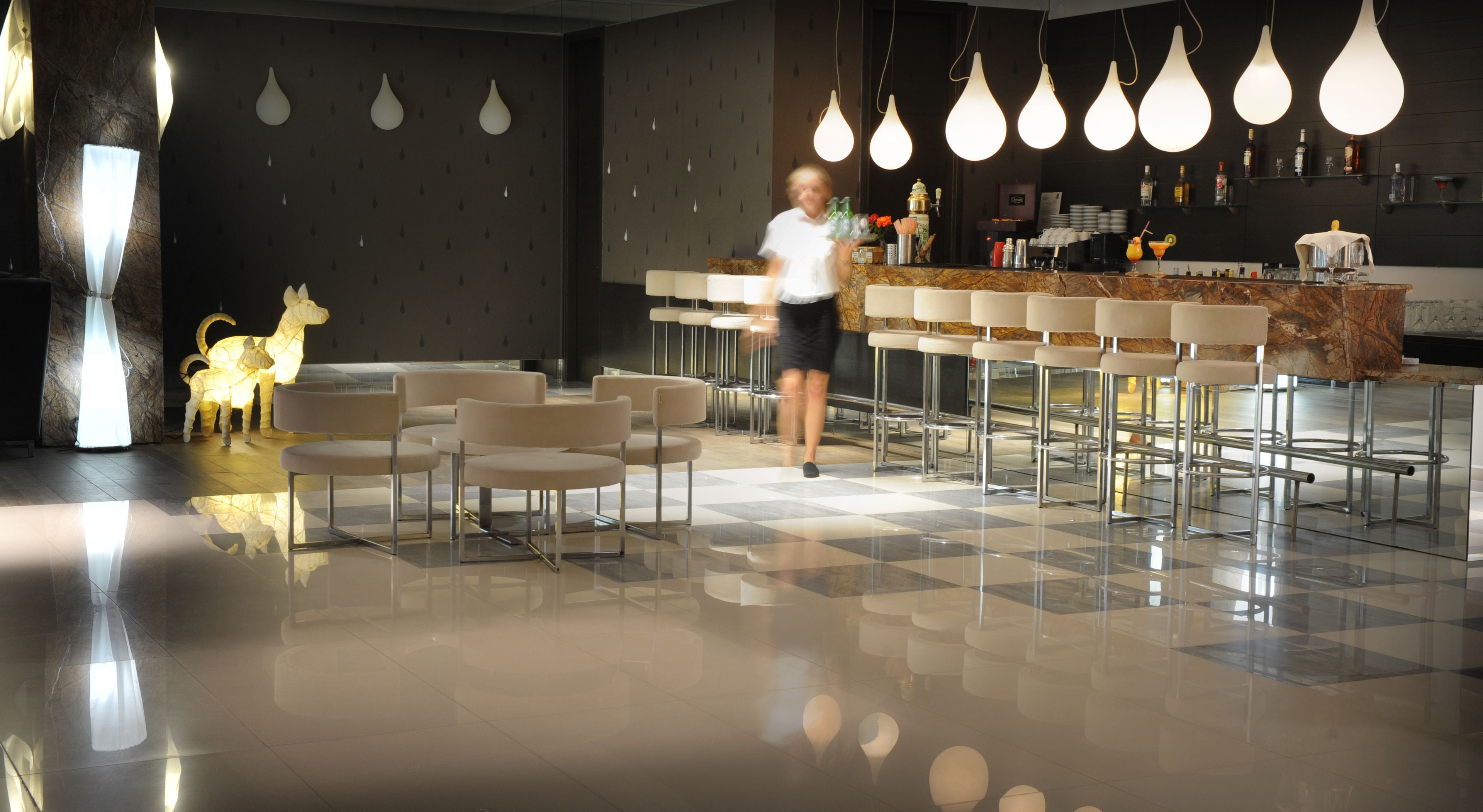 serves breakfast, lunch and dinner