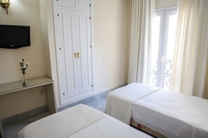 Escrivaninha, cortinas blackout, Wi-Fi de cortesia, roupa de cama