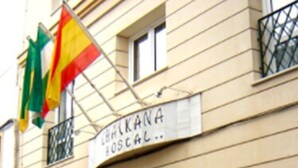 A building with a sign reading "LUKKANA BOSCAL." There is a blue sign with an 'H' indicating a hotel. - Hostal Chaikana (El Puerto de Santa Maria)