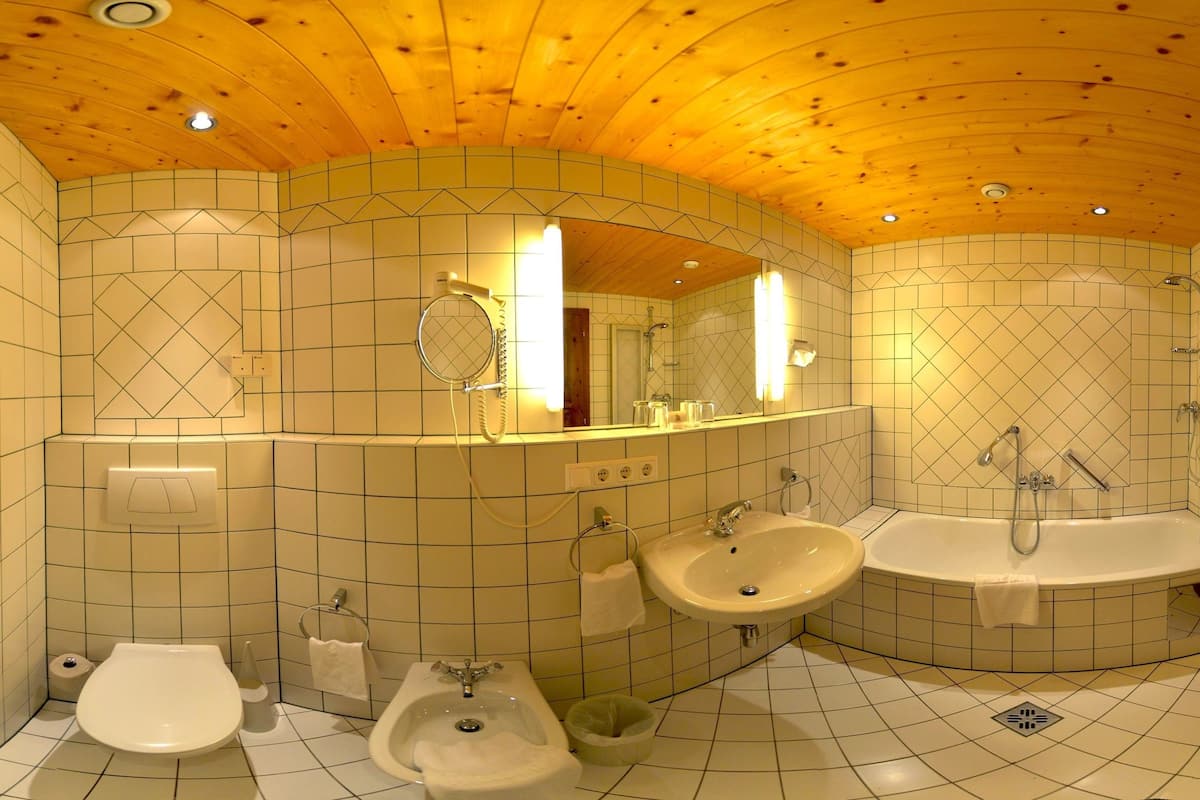 combined shower/bathtub, deep-soaking bathtub, free toiletries