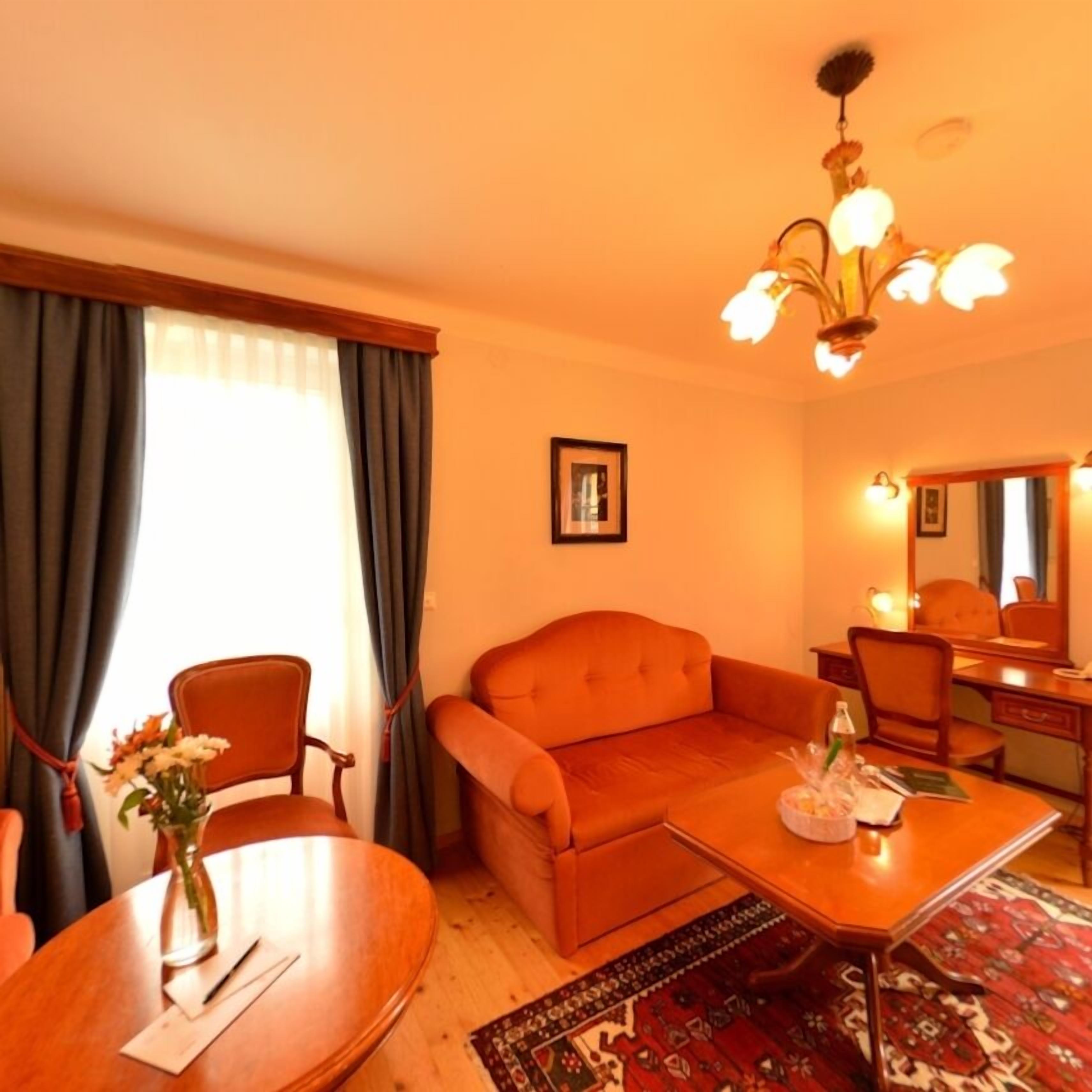 suite | living area | flat-screen tv