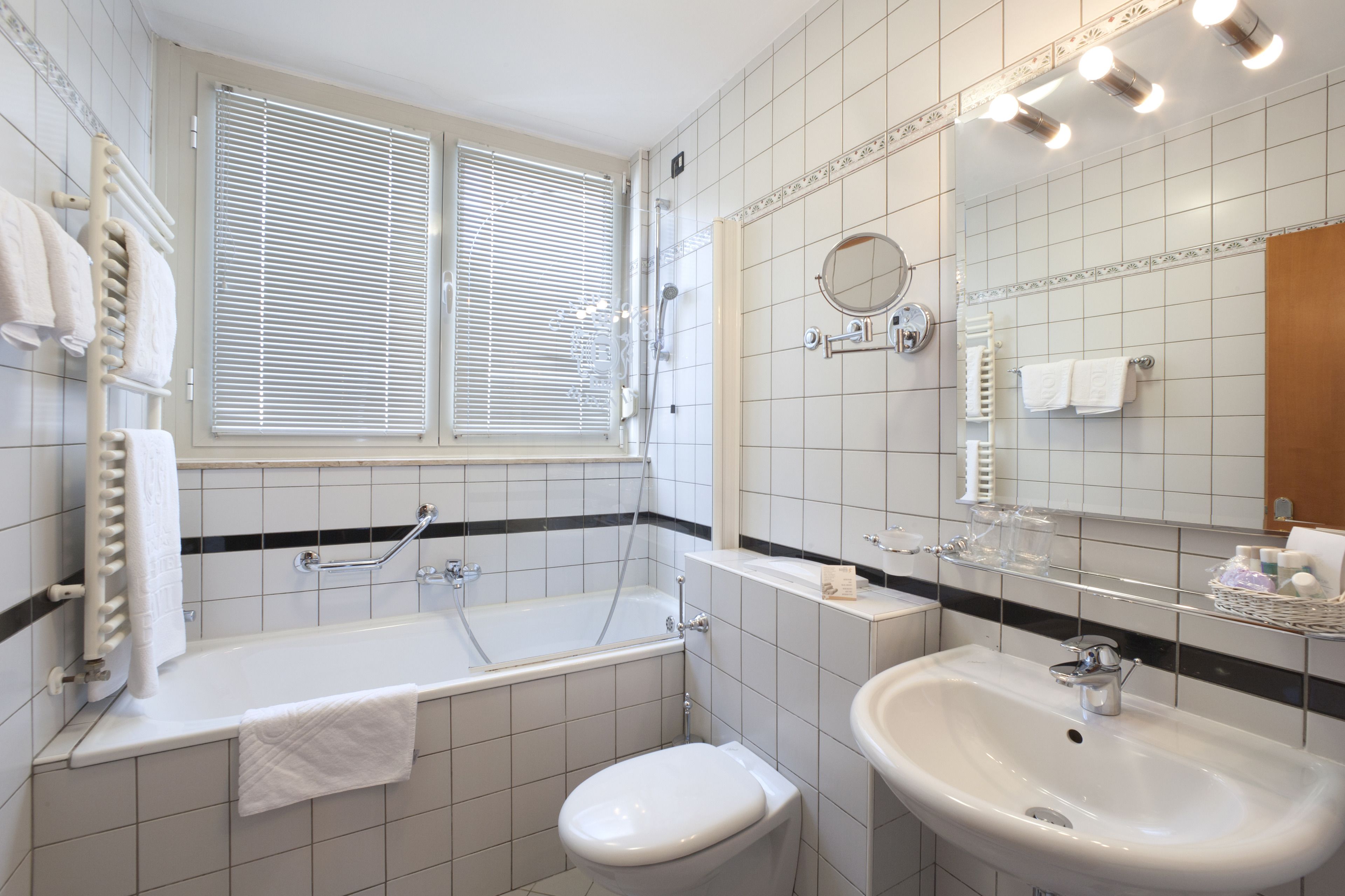 double room | bathroom | combined shower/bathtub, deep-soaking bathtub, free toiletries
