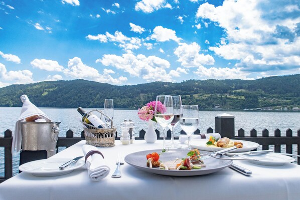 Se sirven desayunos y cocina mediterránea, con vista a la playa 