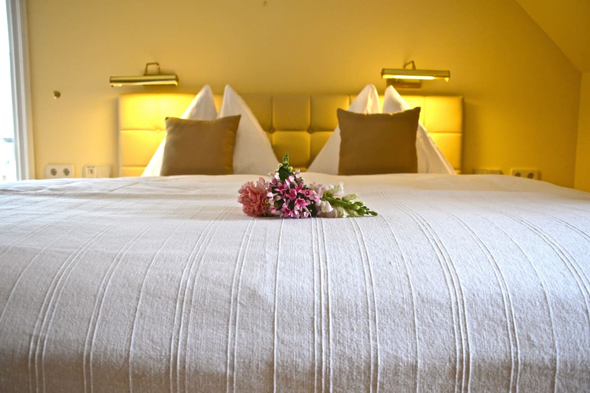 Luxe beddengoed, pillowtop-bedden, een kluis op de kamer