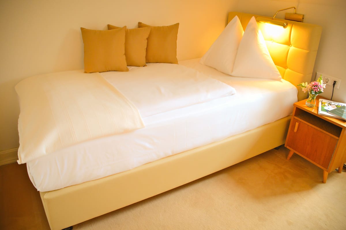 Eenpersoonskamer | Luxe beddengoed, pillowtop-bedden, een kluis op de kamer