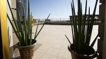 Deluxe Room, 1 Bedroom, Balcony, City View | Terrace/patio