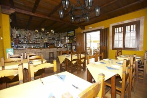 供應早餐、午餐、晚餐;地區菜;室外用餐