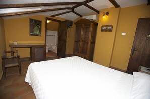 Minibar, escritorio, cortinas blackout y wifi gratis 