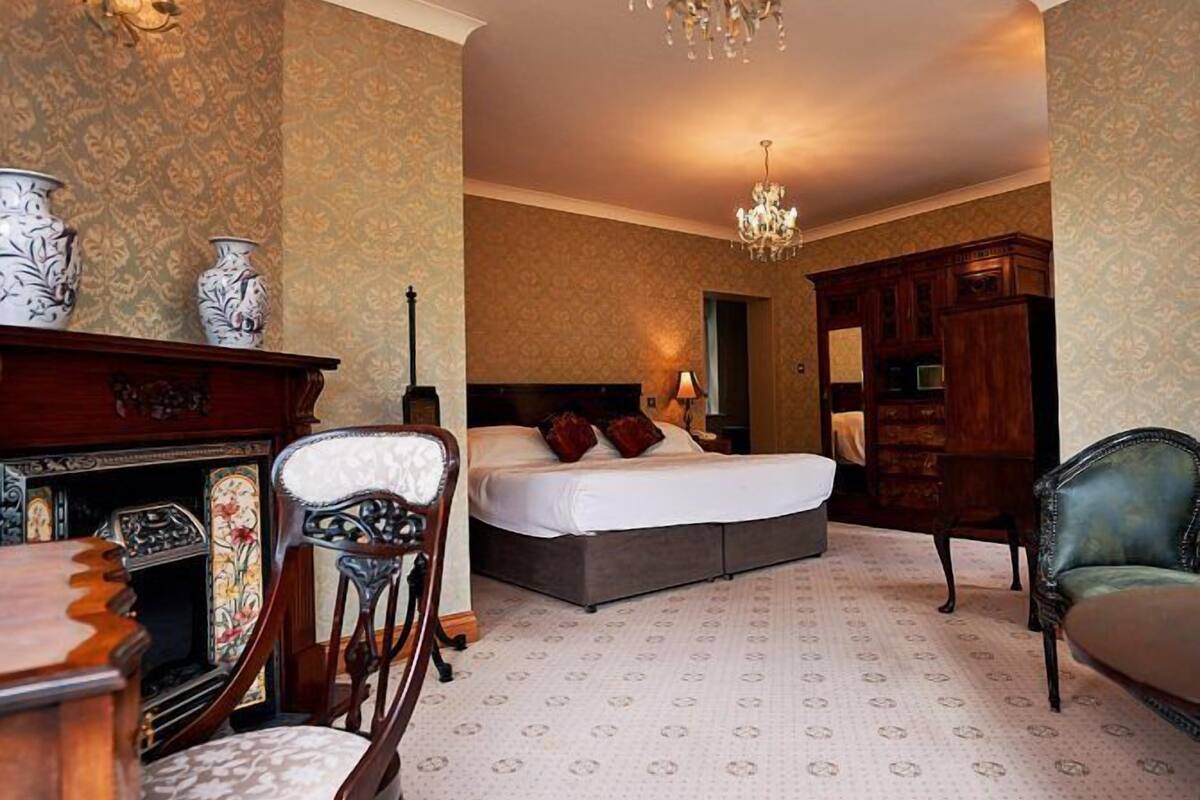 junior suite, 1 king bed, garden view, garden area | free cots/infant beds