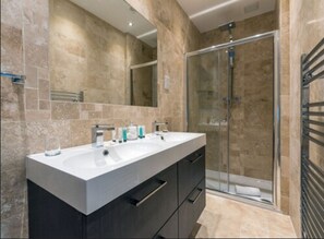 Comfort Double Room | Bathroom | Shower, free toiletries, hair dryer, towels - Miju Hotel (Edinburgh)